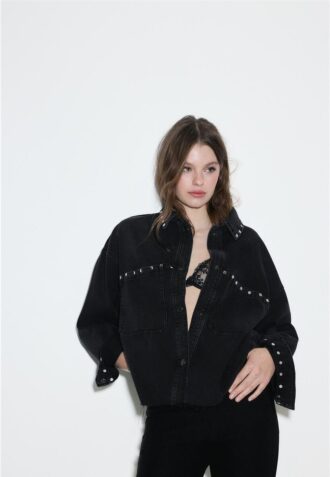 kort denimskjorte med nitter 1 330x477 - Kort denimskjorte med nitter